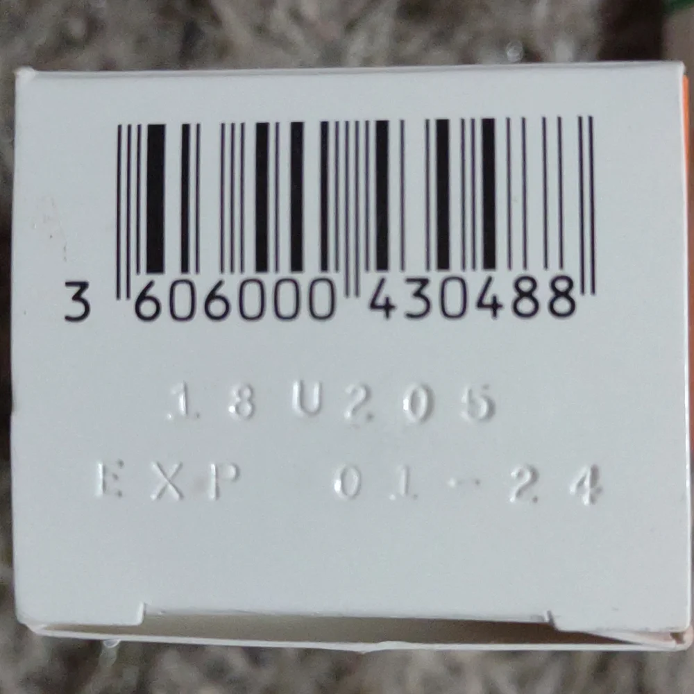 La Roche-Posay Anthelios Clear Skin Dry Touch Sunscreen FACE SPF 60 - Picture 3 of 3